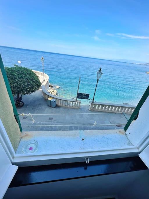 شقة Un Terrazzino Sul Lungomare كامولّي المظهر الخارجي الصورة